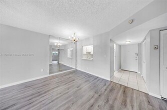 257 S Cypress Rd in Pompano Beach, FL - Foto de edificio - Building Photo