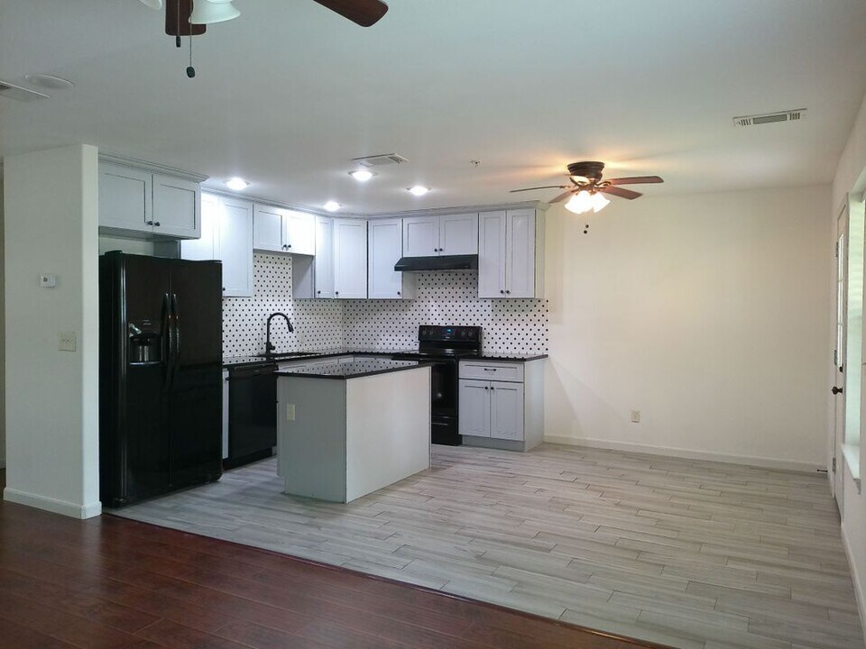 22262 Adams St in Porter, TX - Building Photo