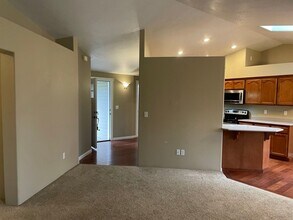 890 Westrop Dr in Central Point, OR - Building Photo - Building Photo