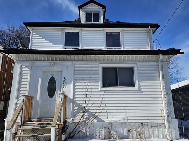 300 Albert St in Oshawa, ON - Building Photo - Building Photo