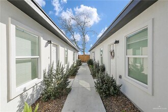 17 E Mayfair St in Edinburg, TX - Building Photo - Building Photo