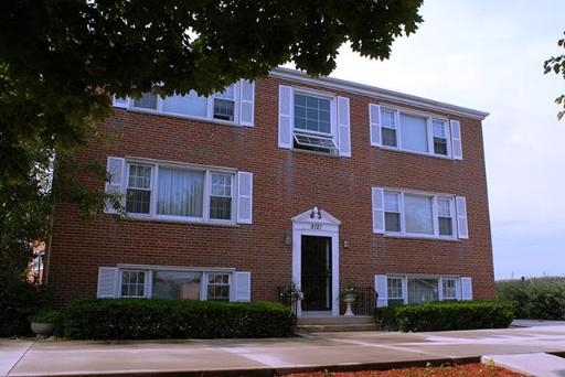 8121 W Lawrence Ave in Norridge, IL - Foto de edificio