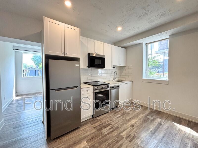 1 E 35th St in Hamilton, ON - Building Photo