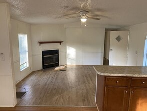 28 Patricia Ln in Crawfordville, FL - Foto de edificio - Building Photo