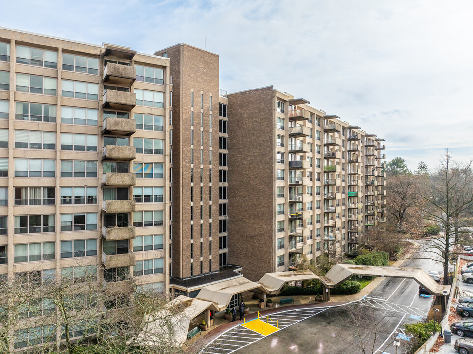 Green Hill Condominiums in Wynnewood, PA - Foto de edificio