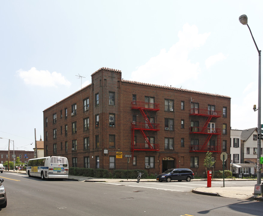 Queen Court in Brooklyn, NY - Building Photo