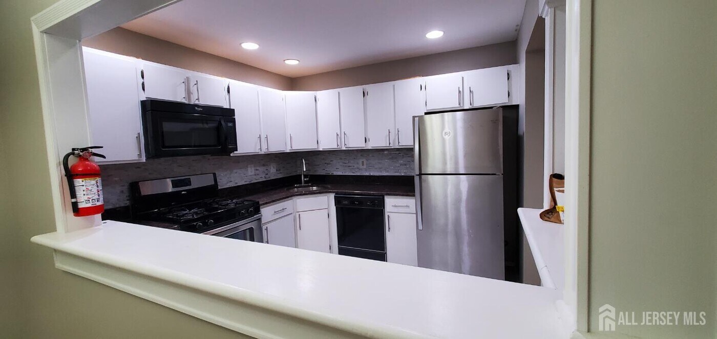 261 Kempsey Dr in North Brunswick, NJ - Building Photo