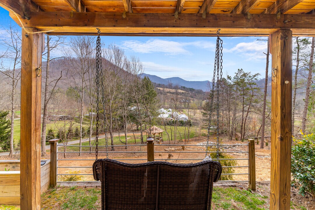 857 Reems Creek Rd, Unit Downstairs in Weaverville, NC - Foto de edificio