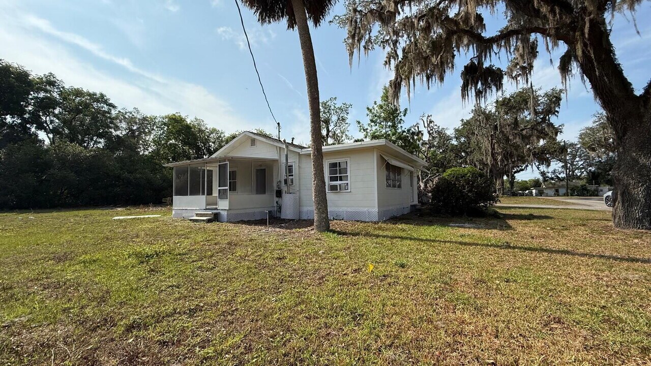 1324 Neely Dr in Leesburg, FL - Building Photo
