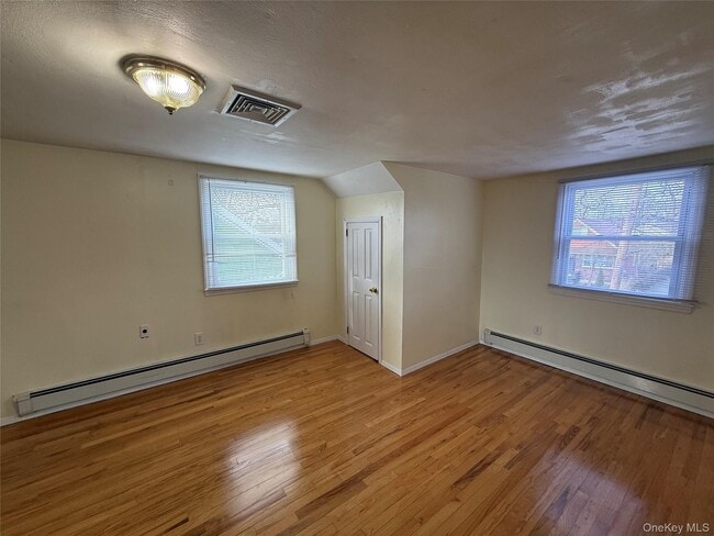 10 W 23rd St in Huntington Station, NY - Building Photo - Building Photo