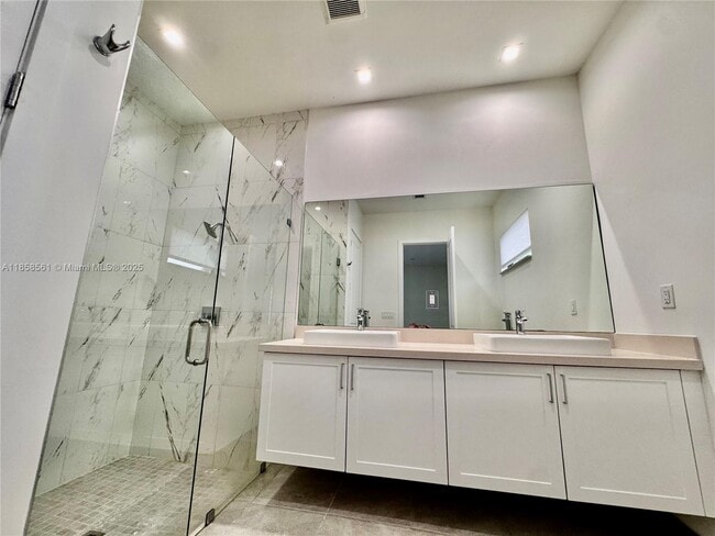 8143 NW 45th St in Doral, FL - Foto de edificio - Building Photo