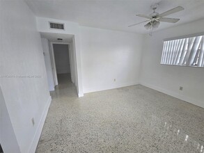 11040 SW 4th St, Unit 2 in Miami, FL - Foto de edificio - Building Photo