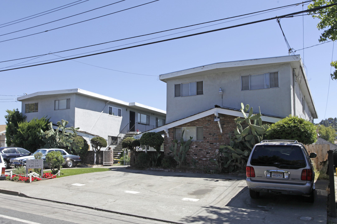 9220 Bancroft Ave in Oakland, CA - Foto de edificio