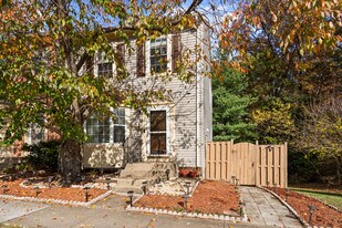 7417 Wilma Ln in Lorton, VA - Building Photo