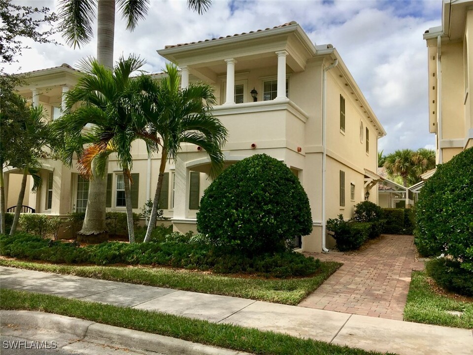 8047 Sorrento Ln in Naples, FL - Building Photo