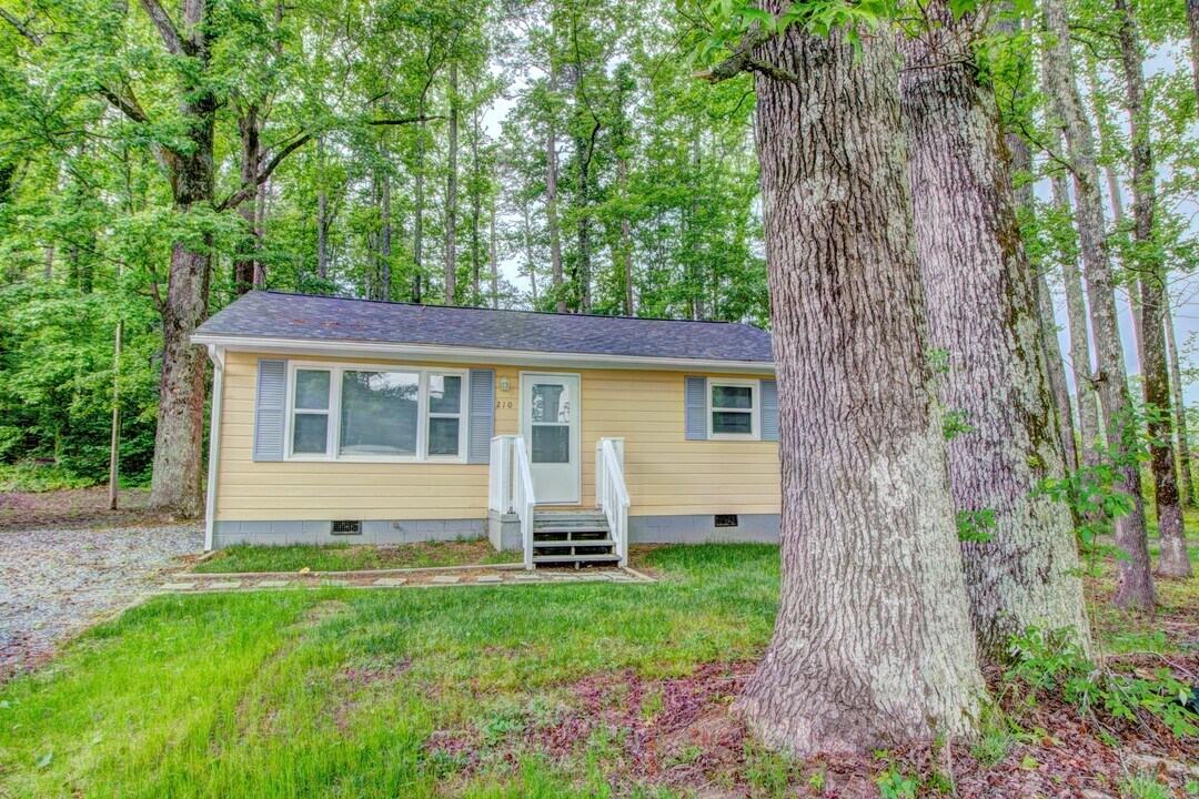 210 Scarlett Ln in Dallas, NC - Building Photo