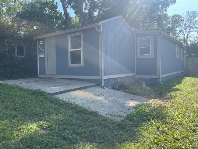 property at 1002 S Haden St