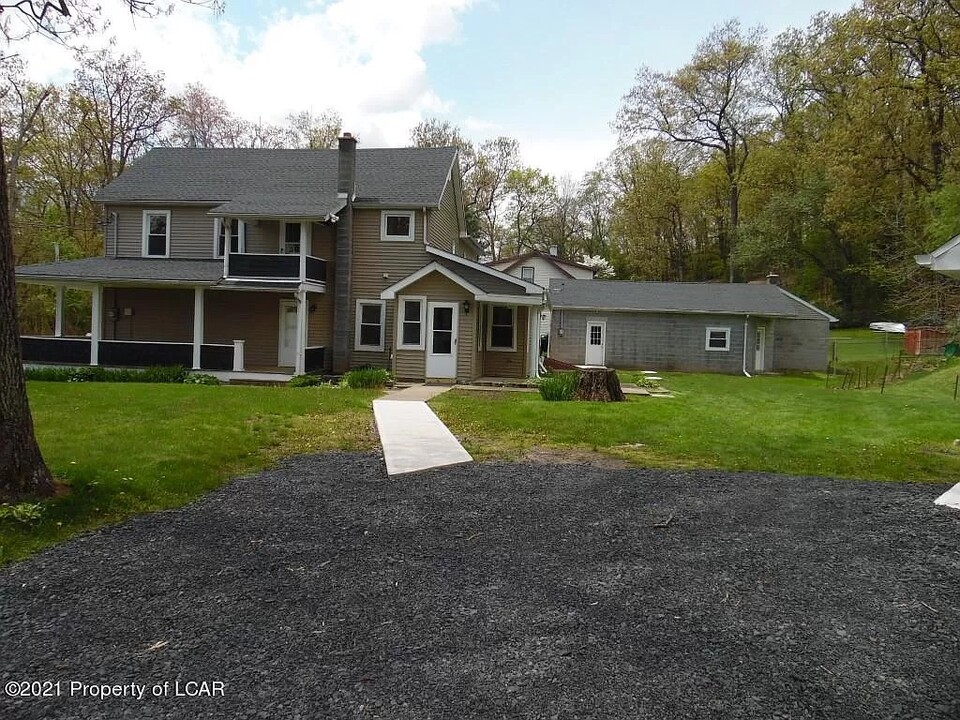 5185 Nuangola Rd in Mountain Top, PA - Building Photo