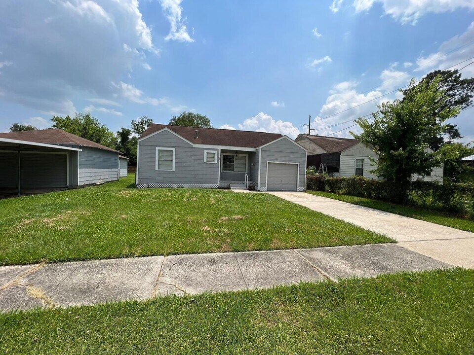 2085 Earl St in Beaumont, TX - Building Photo