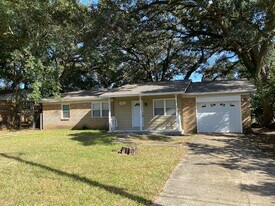 5612 Turkey Dr in Pensacola, FL - Building Photo