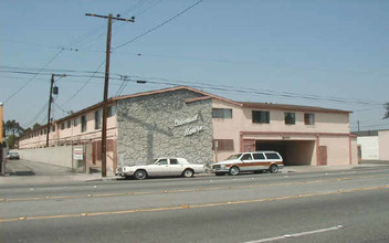 Colonial Apartment Homes in Bellflower, CA - Building Photo - Building Photo