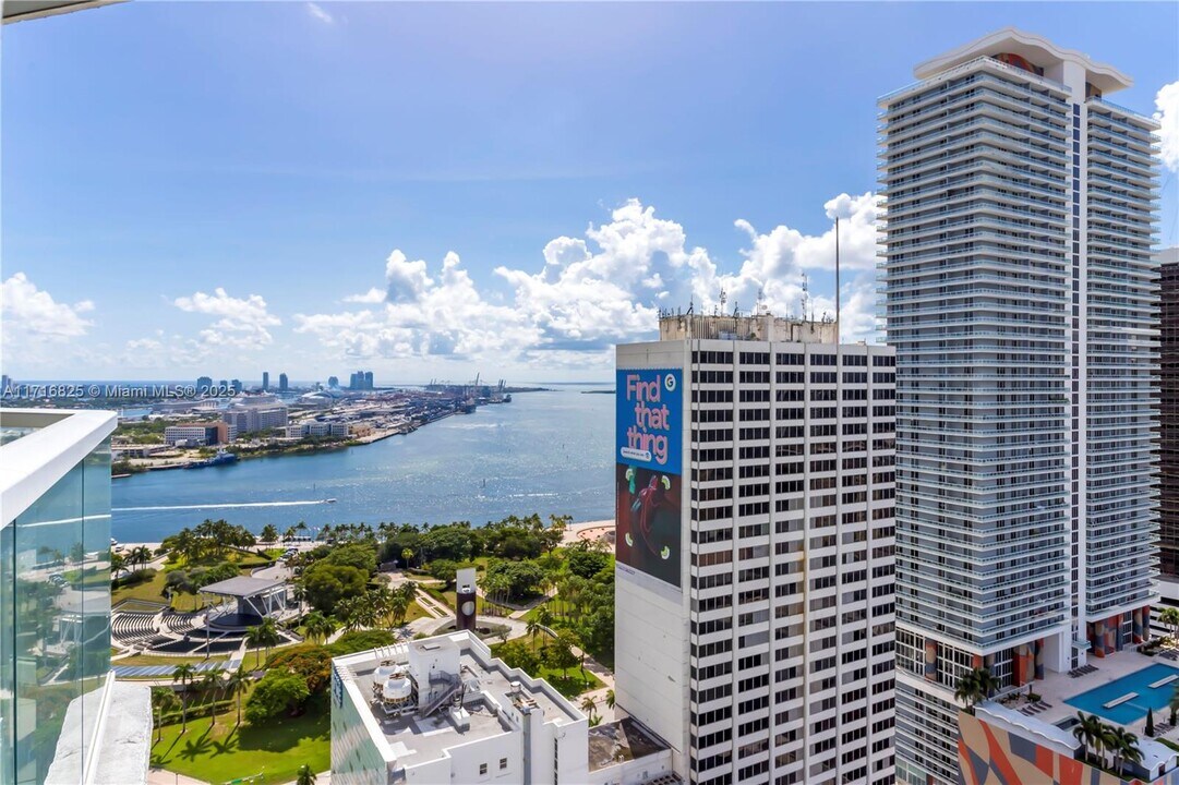 253 NE 2nd St, Unit 1803 in Miami, FL - Building Photo