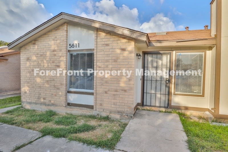 5611 Lochmoor in San Antonio, TX - Building Photo