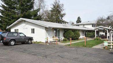 Linfield Manor in McMinnville, OR - Building Photo - Building Photo