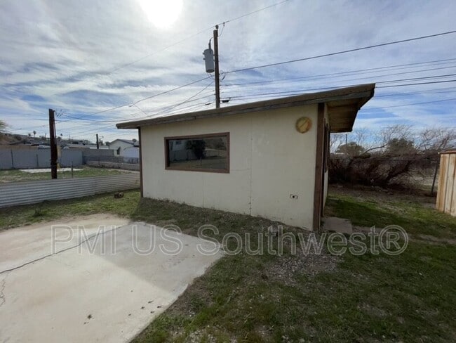 1054 Riverview Dr in Bullhead City, AZ - Building Photo - Building Photo