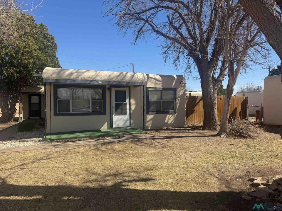 911 S 10th St in Artesia, NM - Building Photo