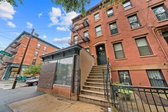138 Wayne St in Jersey City, NJ - Building Photo - Building Photo
