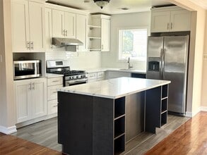 2 Radnor Ct in Hicksville, NY - Building Photo - Building Photo