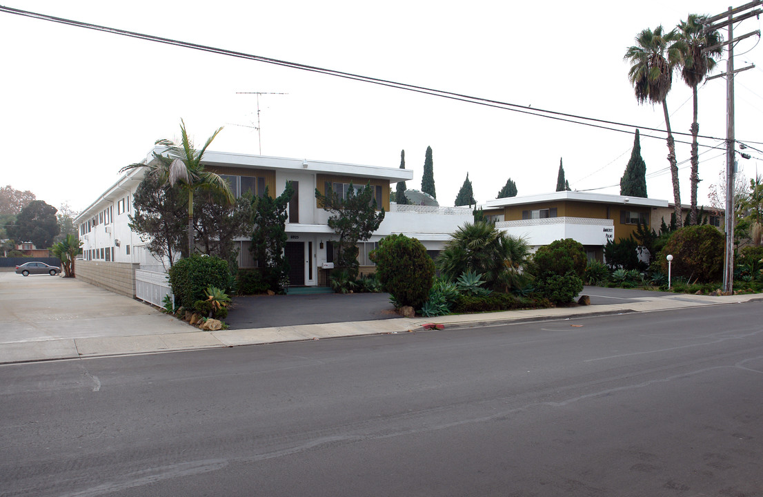 Amherst Palms in San Diego, CA - Building Photo