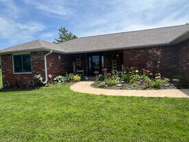 404 E 9th St in Grove, OK - Building Photo