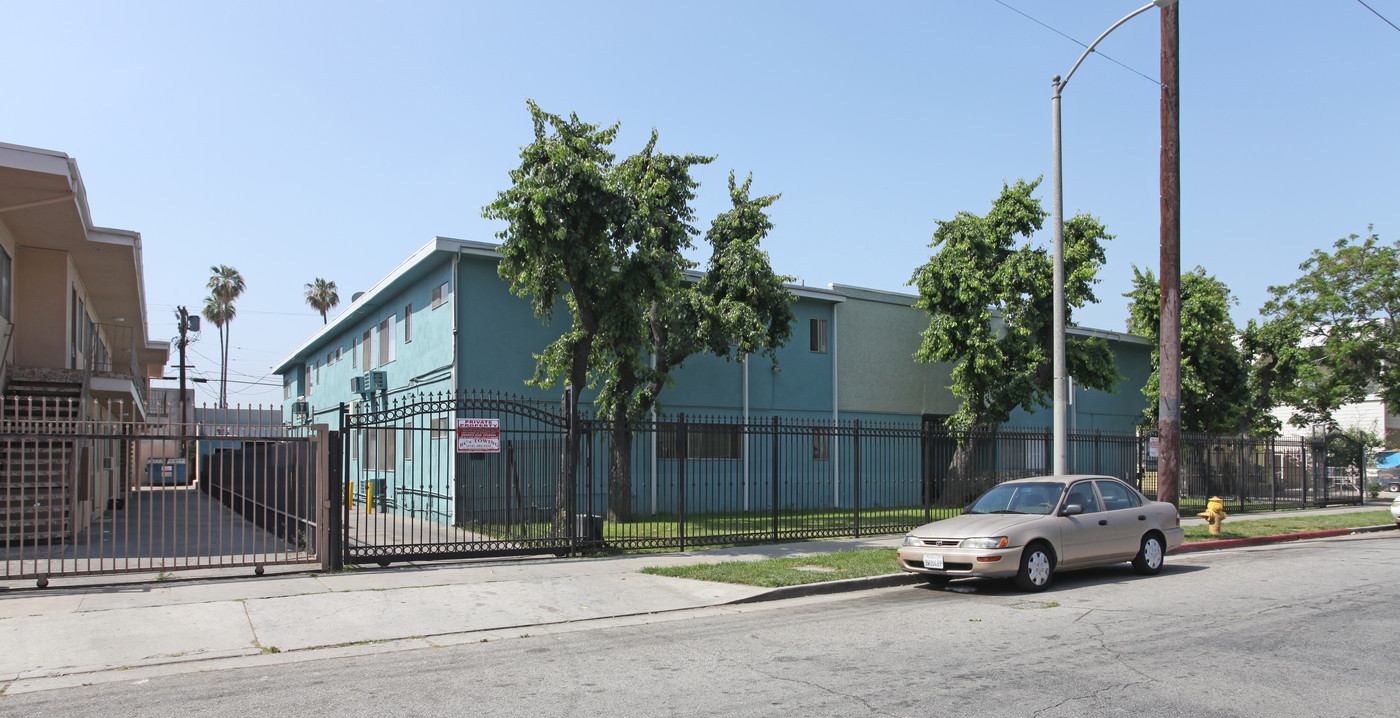 Delano Court Apartments in Van Nuys, CA - Building Photo