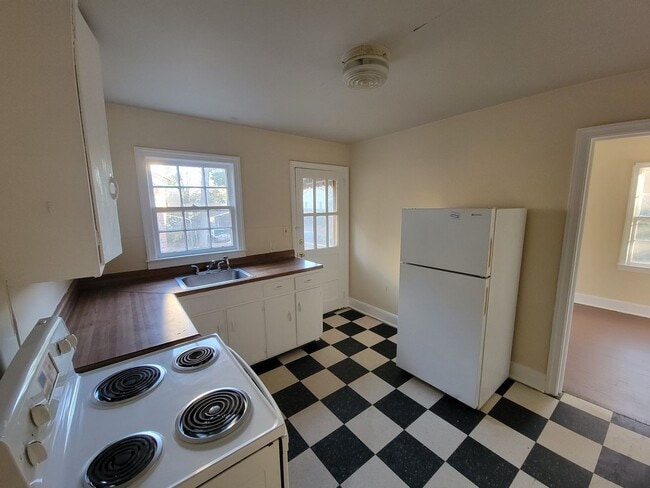 2807 Spring Garden St in Greensboro, NC - Building Photo - Building Photo