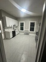 1068 Broad St in Meriden, CT - Building Photo