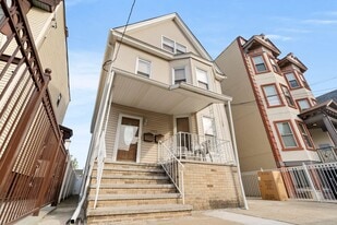 302 Clerk St in Jersey City, NJ - Building Photo