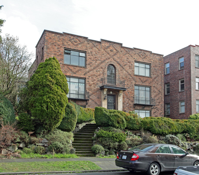 Gladstone Apartments in Seattle, WA - Building Photo