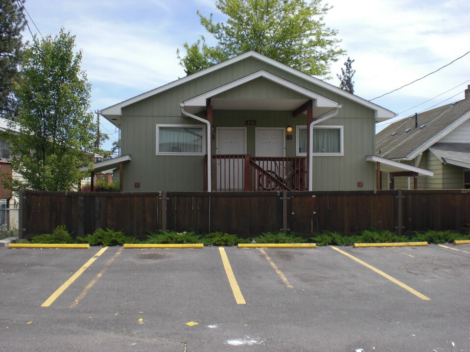 226 W 2nd St in Cheney, WA - Foto de edificio