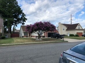 229 Derosa Dr in Hampton, VA - Foto de edificio - Building Photo