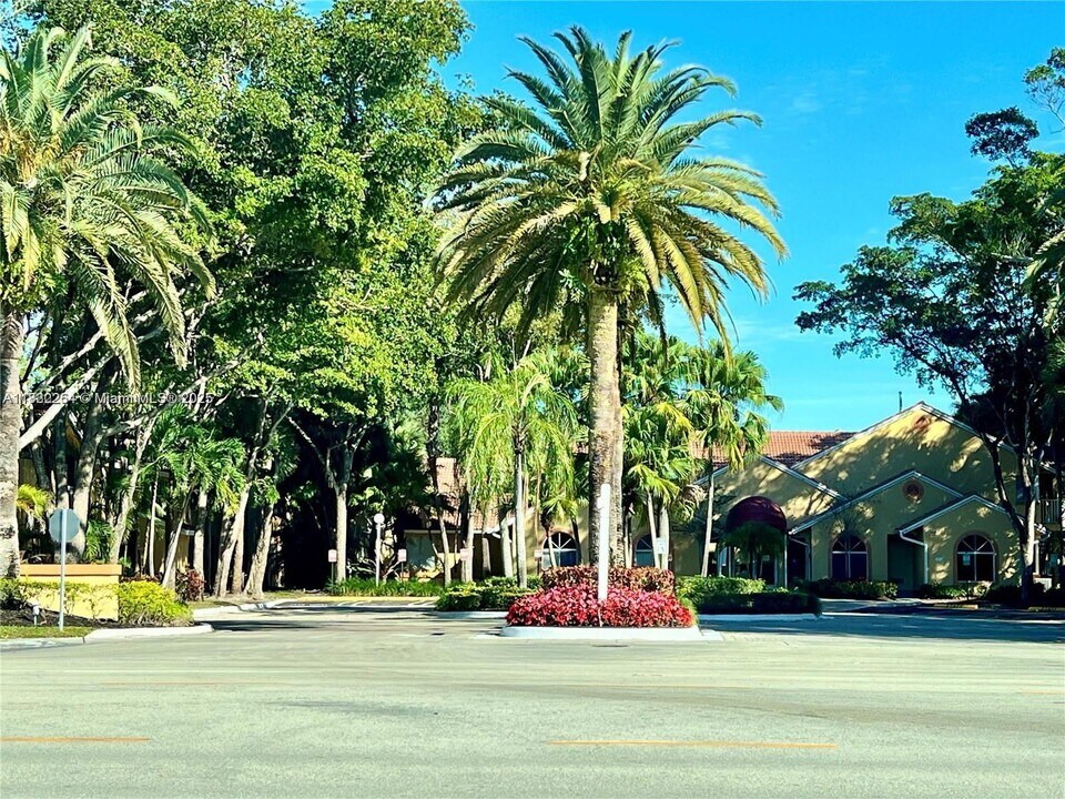 937 Coral Club Dr in Coral Springs, FL - Building Photo