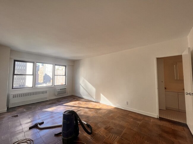 236 E 36th St, Unit LOBD0