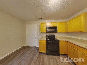 10892 Woods Dr in Ingalls, IN - Foto de edificio - Building Photo