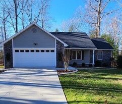 114 Camelot Ln in Crossville, TN - Building Photo