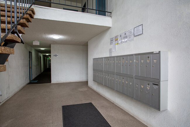 Berryman Apts...Newly Remodeled Apartments... in Los Angeles, CA - Building Photo - Lobby