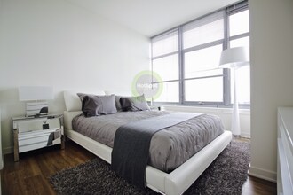 344 W Locust St in Chicago, IL - Building Photo - Building Photo