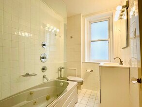 1073 Beacon St, Unit 2C in Brookline, MA - Building Photo - Building Photo