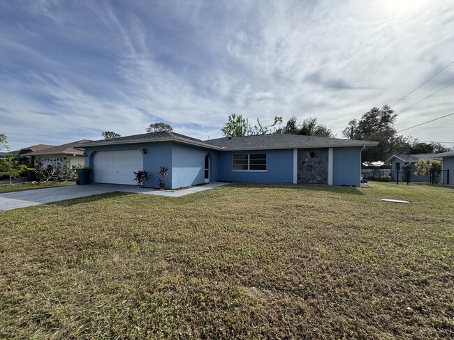 825 Dolphin Ave NW in Port Charlotte, FL - Building Photo - Building Photo