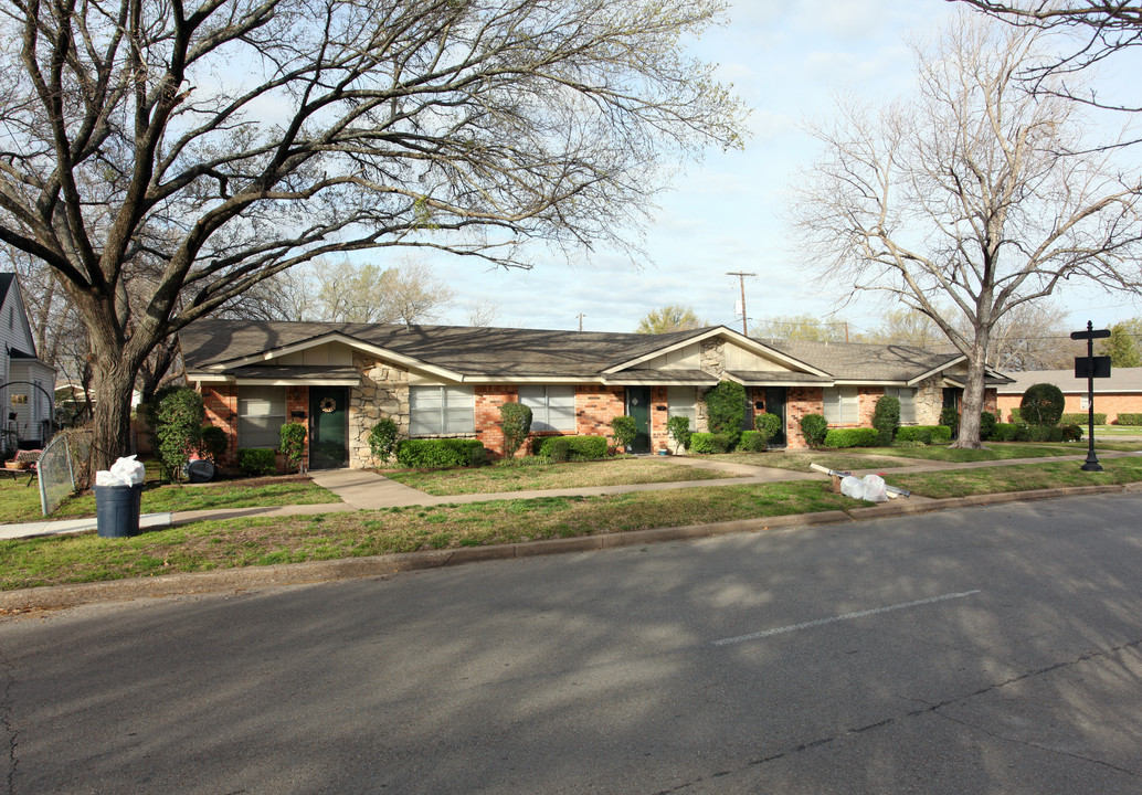 915 N Preston St in Ennis, TX - Building Photo